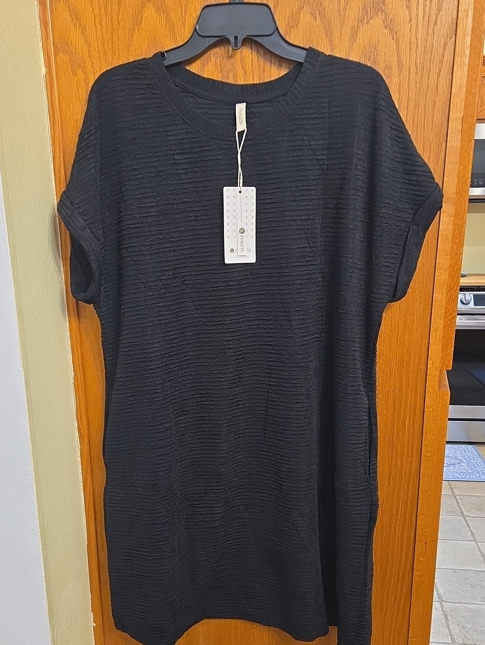 Black Textured Short-Sleeve Shift Dress - Classic Everyday Style